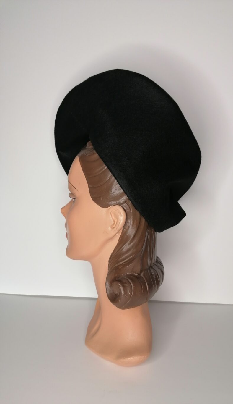 BLACK 1940'S OVERSIZED TILT BERET - Image 4