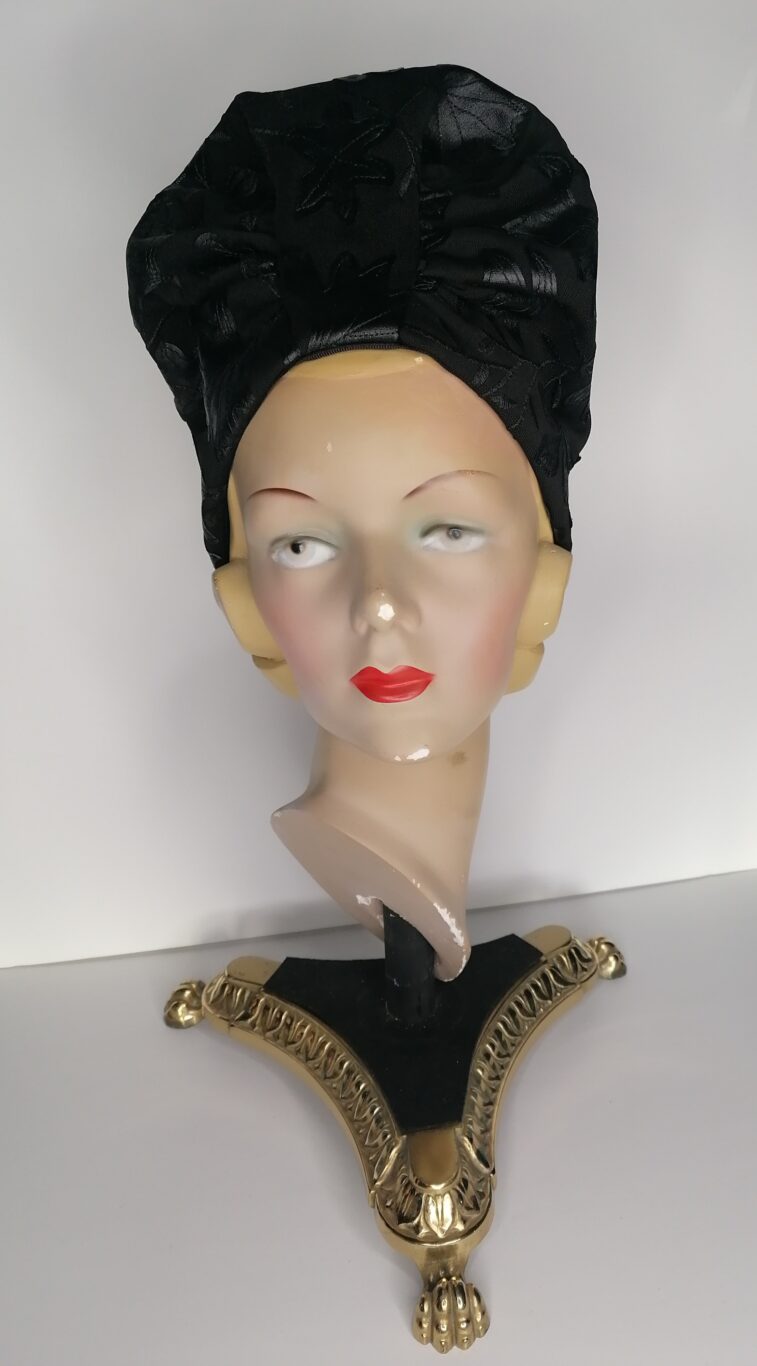 LANA 1940'S AMERICAN RUCHED TURBAN HAT BLACK LEAF OVERLAY. - Image 5