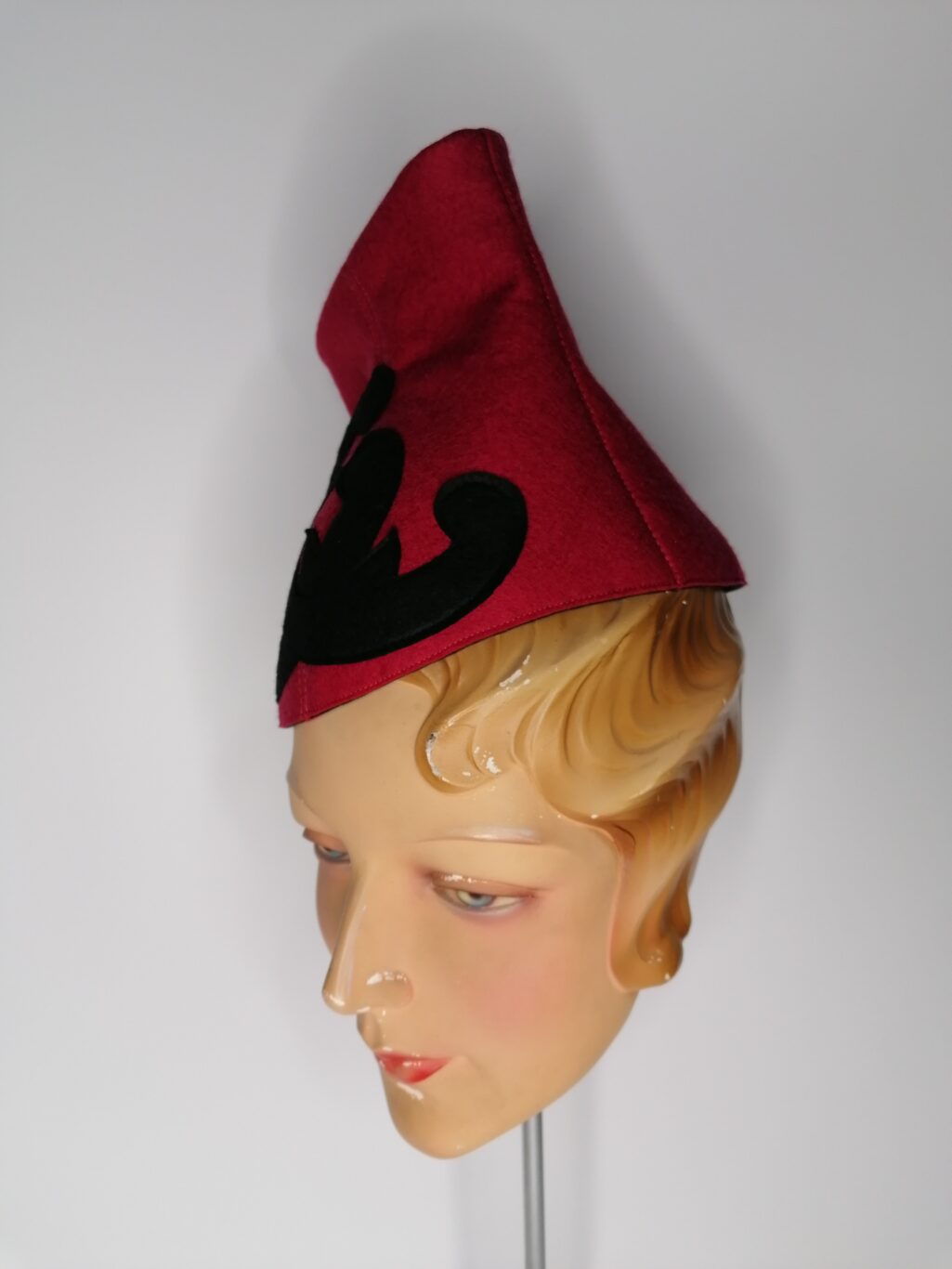 A VALENTINE'S ELSA 1930's CHIMNEY TOQUE CAP DARK RED with BLACK APPLIQUE - Image 10